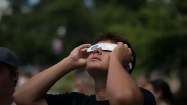 persona observando un eclipse con gafas