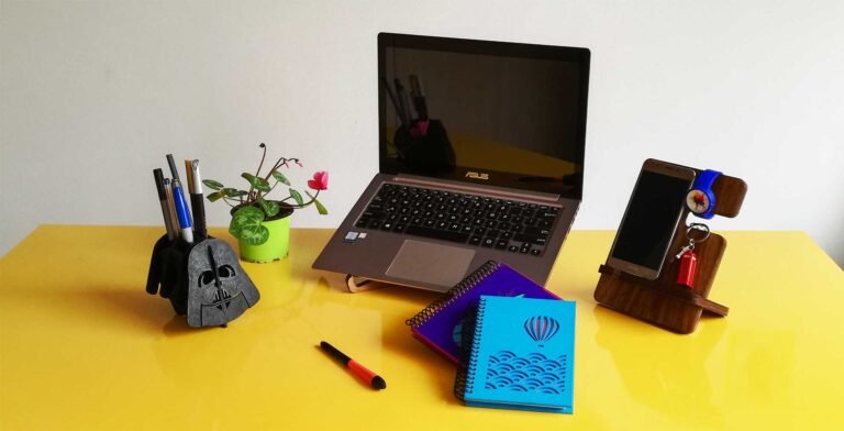 persona organizando su espacio de trabajo