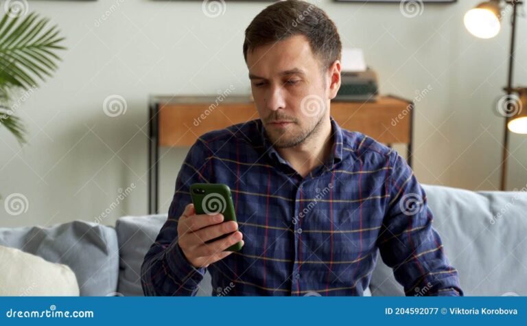 persona pensando con telefono en mano