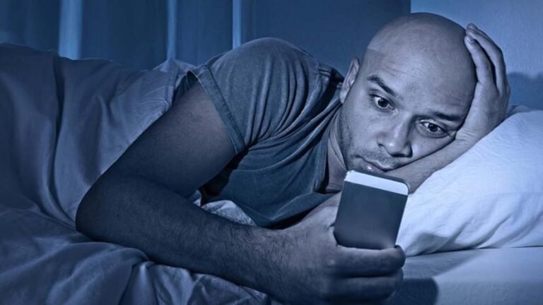 persona pensando en respuesta de whatsapp