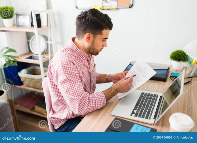 persona revisando documentos en escritorio