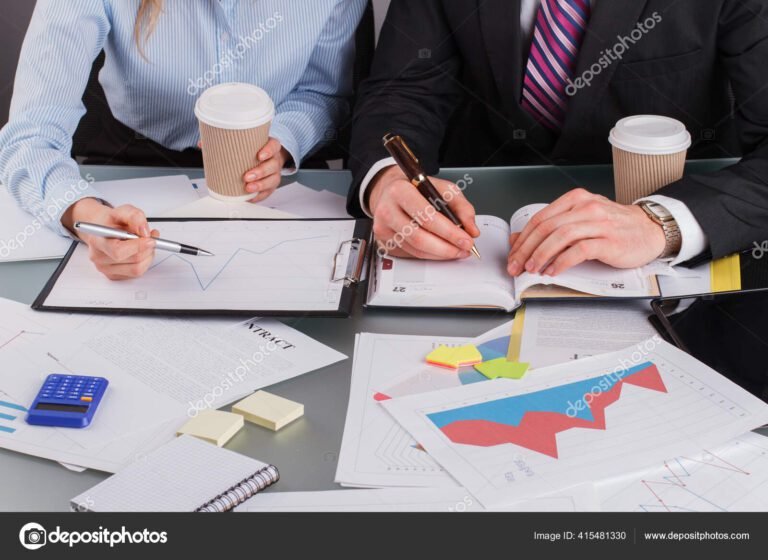 persona revisando documentos financieros en una oficina