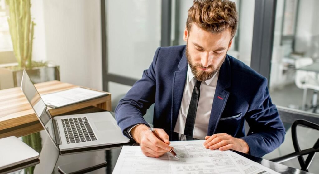 Cómo realizar un reclamo de reintegro de IVA ante la AFIP 1 persona revisando documentos fiscales