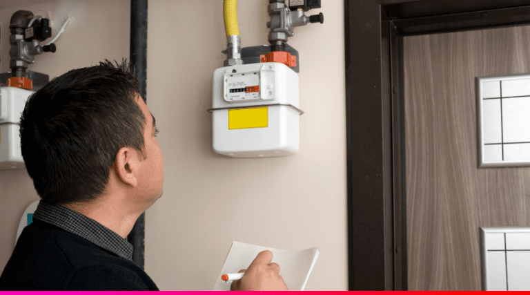 persona revisando factura de gas en casa