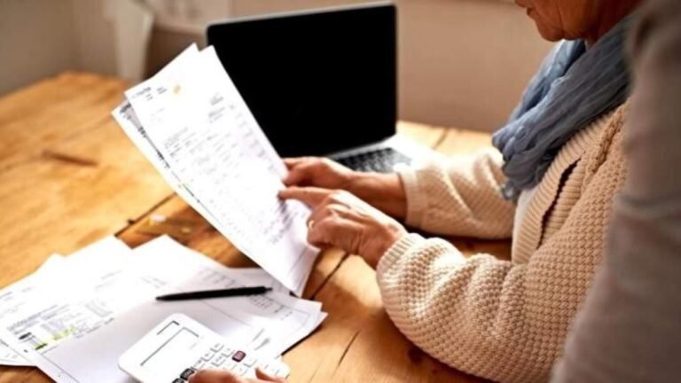 Cuándo se cobra el gas social en Argentina y cómo verificar el pago 6 persona revisando factura de servicios