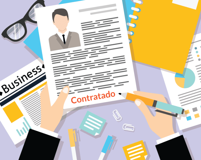 persona revisando su curriculum vitae