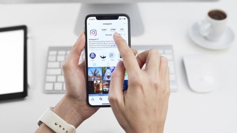 persona revisando su telefono con instagram