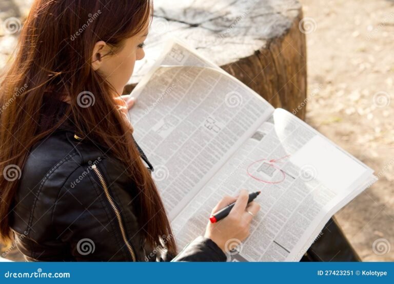 persona revisando un periodico clasificado