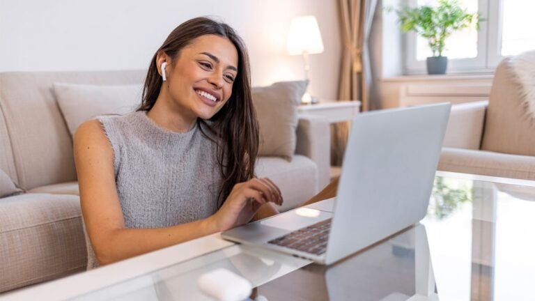 persona usando auriculares con una laptop