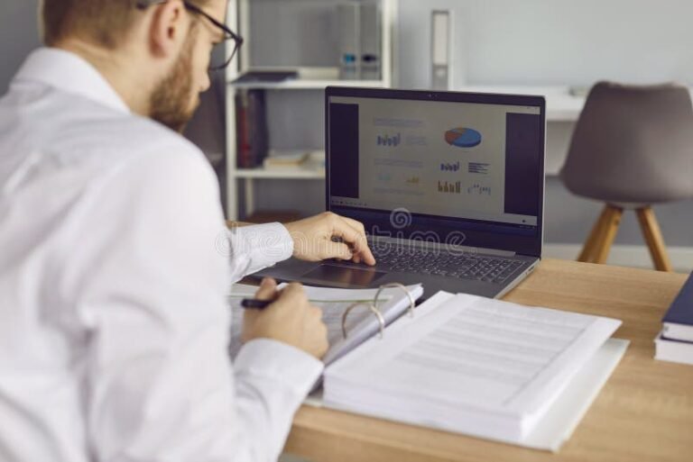 persona usando computadora con documentos