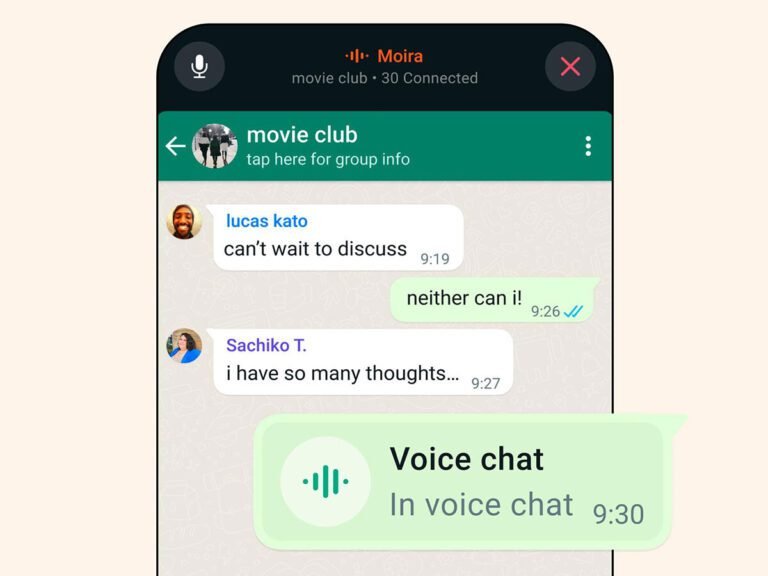persona usando el chat de audio en whatsapp