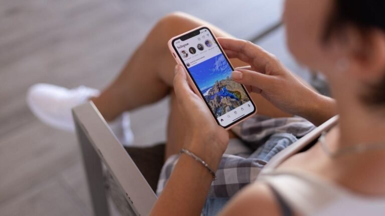 persona usando instagram en su telefono