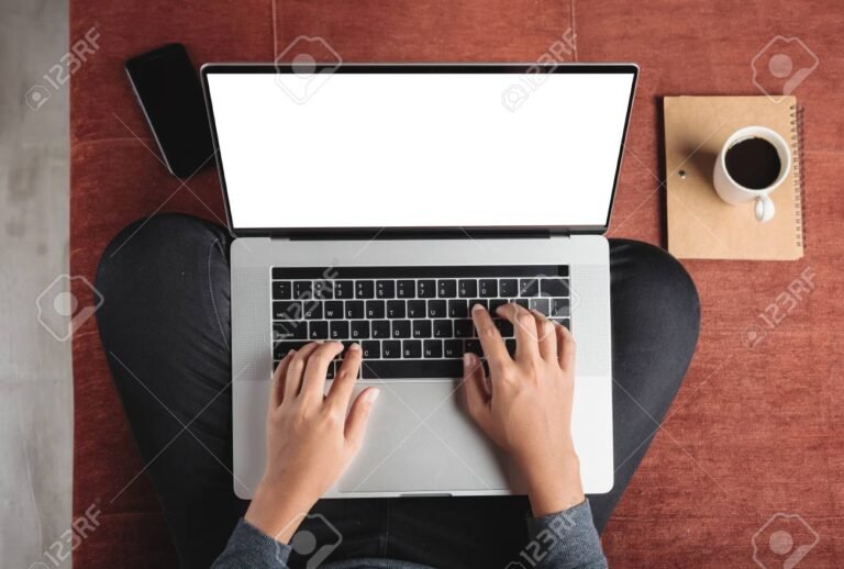 persona usando un laptop en casa