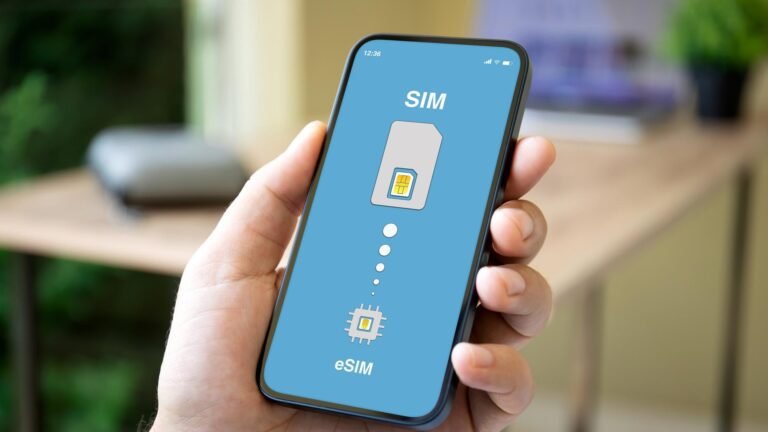 persona usando un telefono con chip