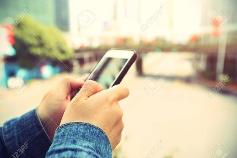 persona usando un telefono en la ciudad