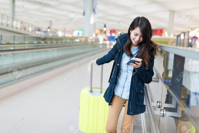 Cómo realizar el web check in en Flybondi fácilmente 20 persona usando un telefono en un aeropuerto