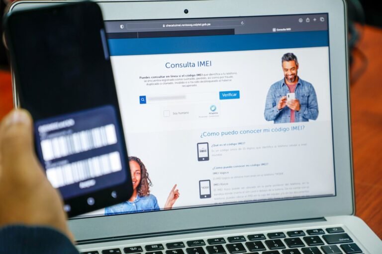 persona usando un telefono para registrarse