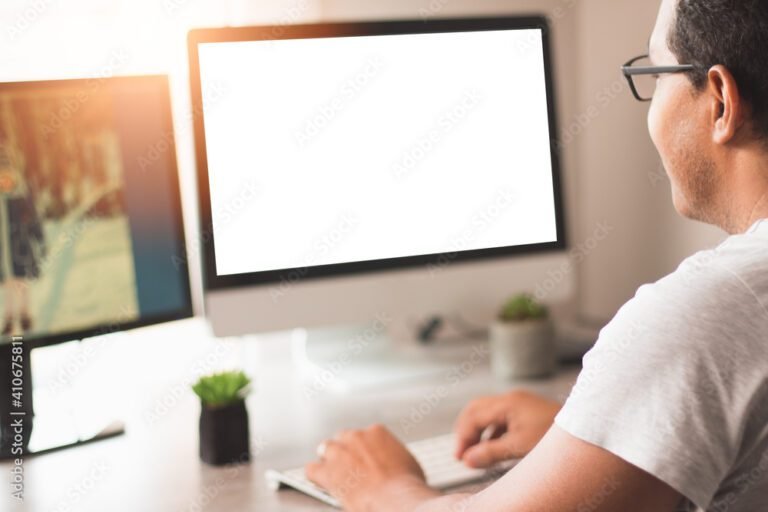 persona usando una computadora en casa 2