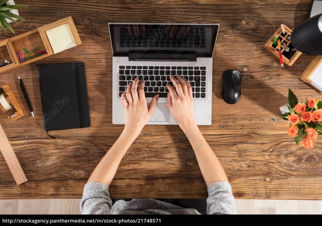 Cómo puedo grabar la pantalla en Windows fácilmente y sin complicaciones 1 persona usando una computadora portatil