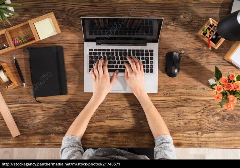 persona usando una computadora portatil