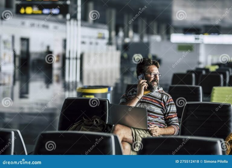 persona usando una laptop en un aeropuerto