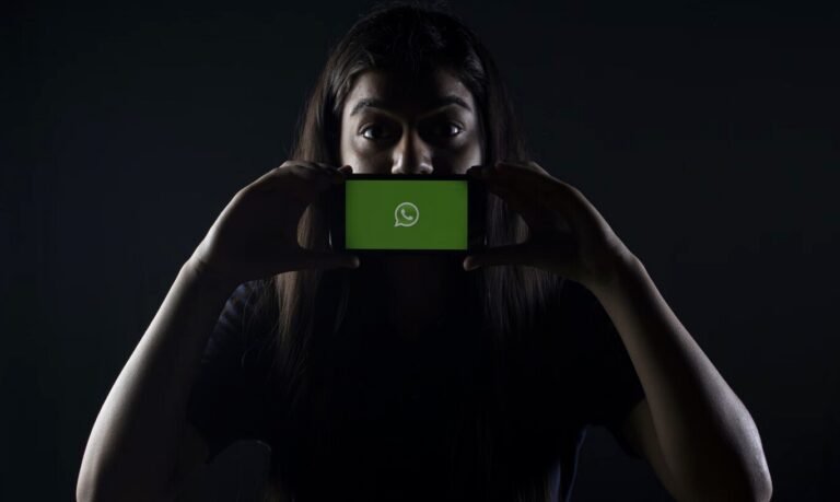 persona usando whatsapp en un smartphone