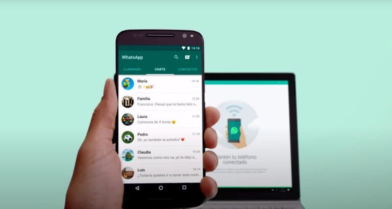 persona usando whatsapp en una computadora
