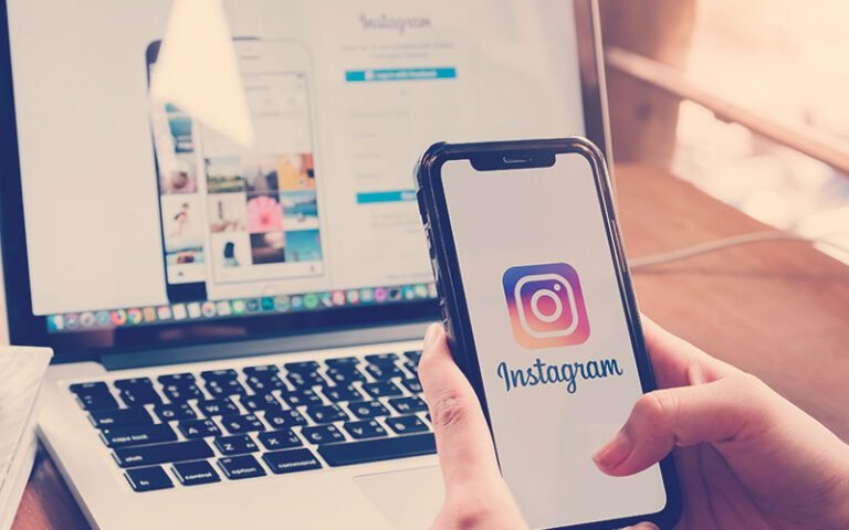 persona utilizando instagram en un telefono