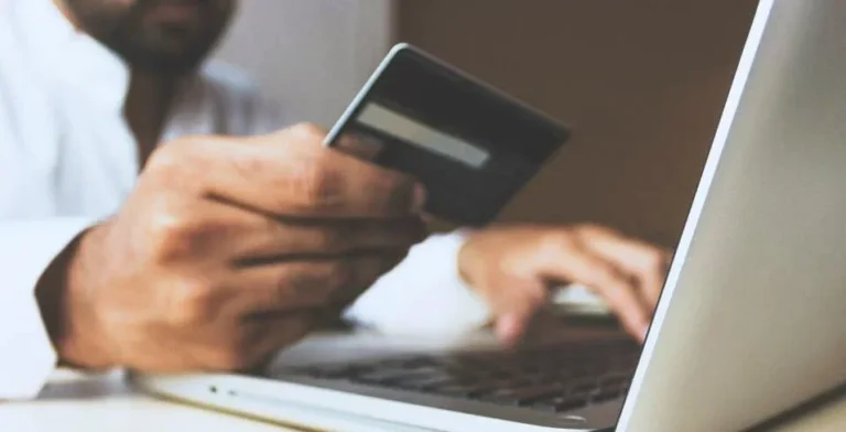 Cómo puedo consultar y pagar mis multas de tránsito en Argentina 26 persona utilizando una computadora para pagar