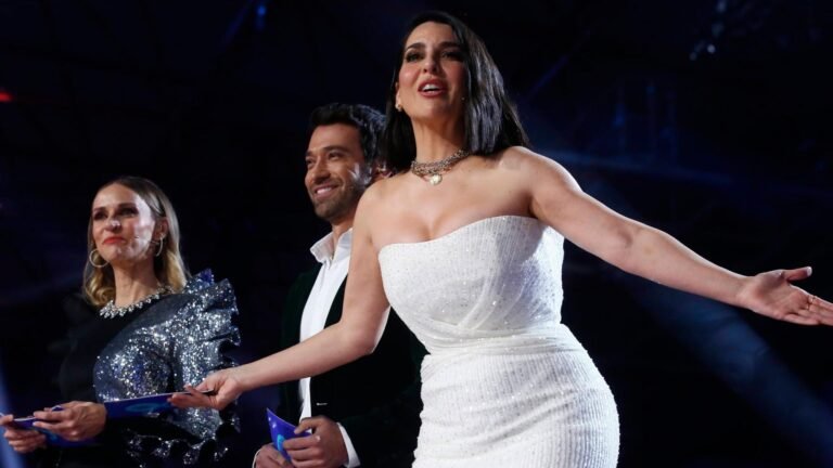 persona votando en un concurso musical