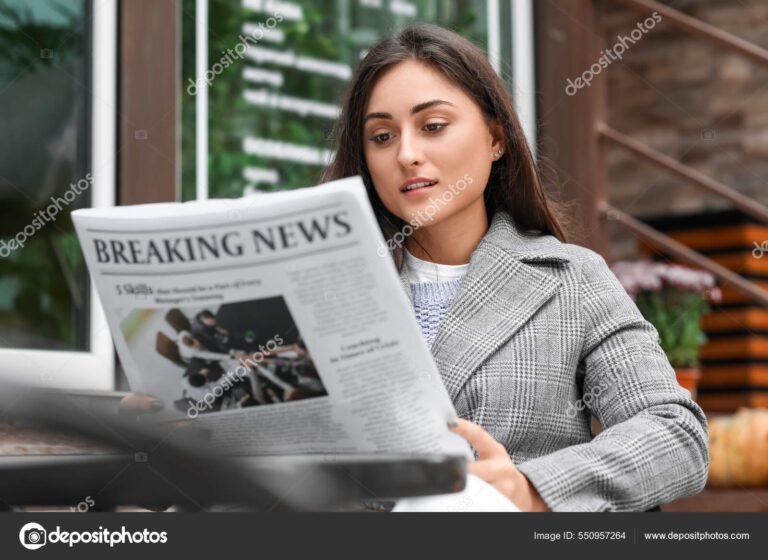 personas leyendo noticias en una cafeteria