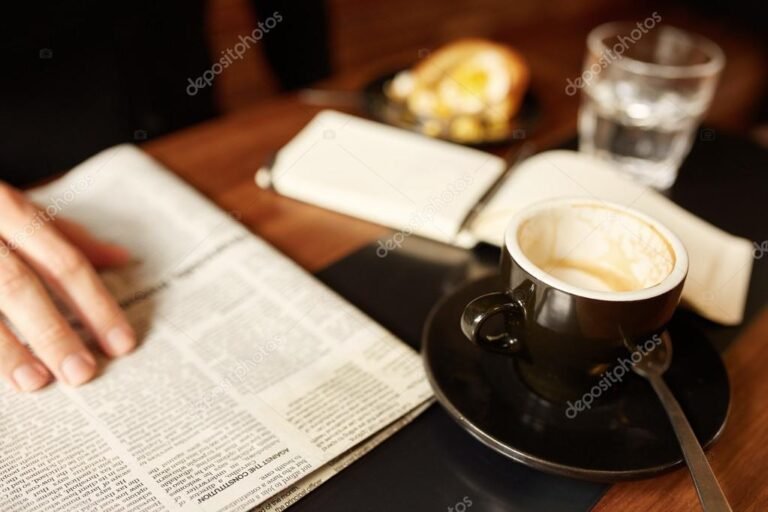 Dónde encontrar las necrológicas del diario La Opinión en línea 3 personas leyendo un periodico en un cafe