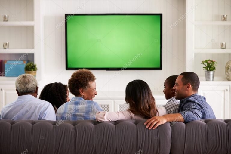 Cuándo comienza la nueva temporada de El Marginal 10 personas mirando television en un salon