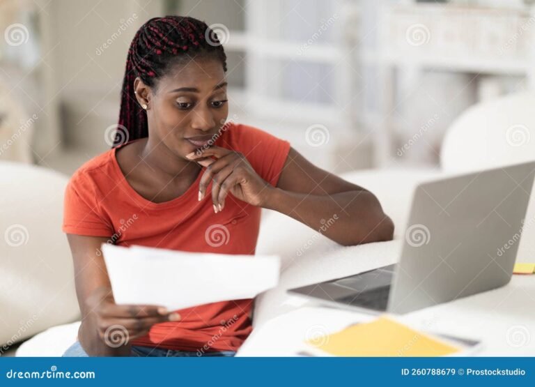 personas revisando documentos financieros