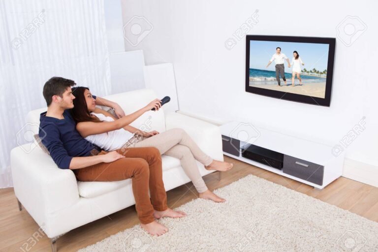 Dónde puedo ver el capítulo final de "Empoderada por Siempre" 11 personas viendo television en un sofa