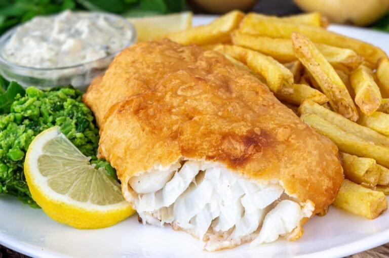 pescado frito y papas crujientes en plato
