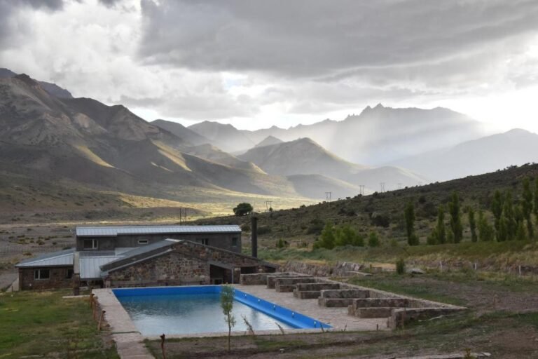 piscina en un paisaje montanoso de mendoza