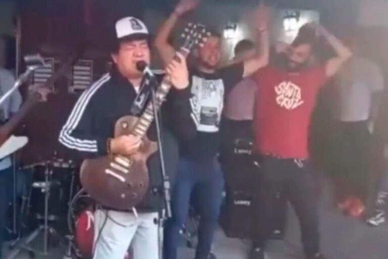 Qué hitos marcaron la vida del Pity Álvarez en su carrera musical 29 pity alvarez tocando en un escenario