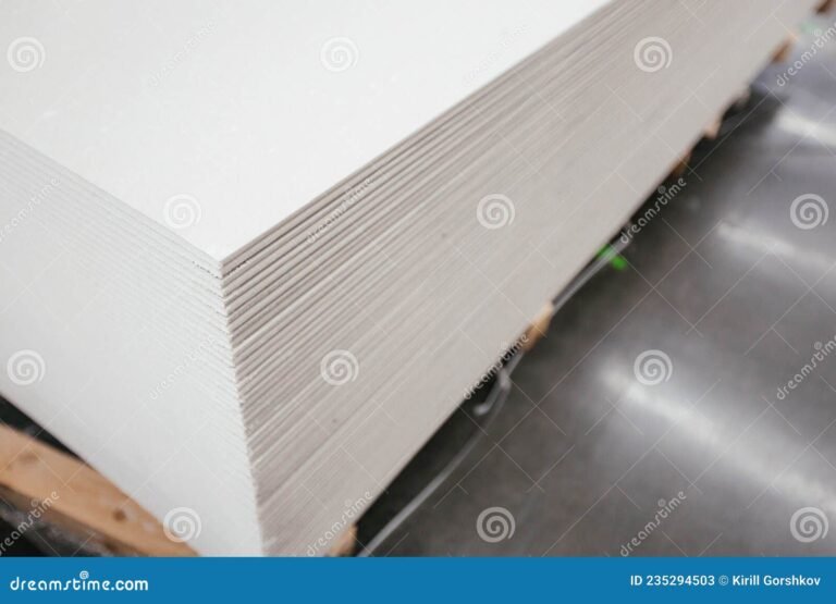 placas de construccion en seco apiladas al aire libre