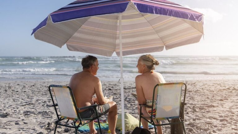playa con sombrilla y toallas