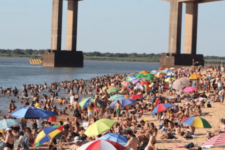playa soleada en corrientes argentina