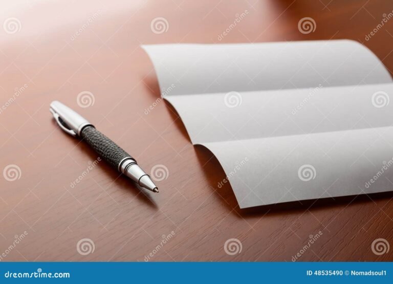 pluma y papel sobre una mesa