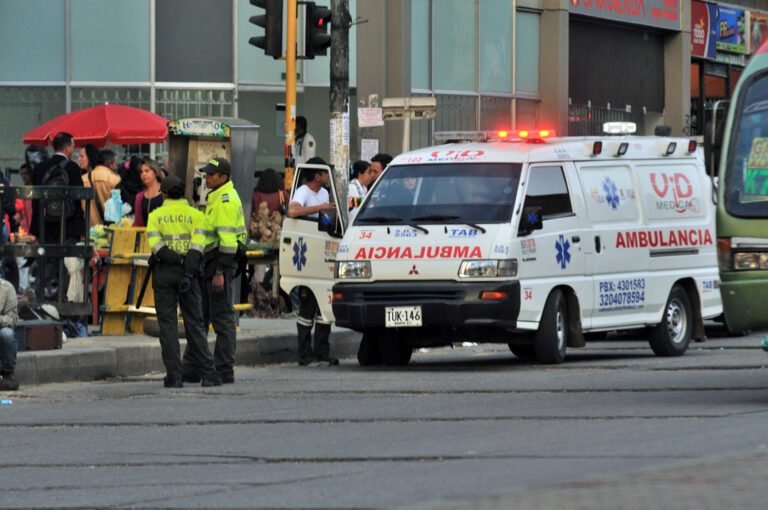 policia en accion en un entorno urbano