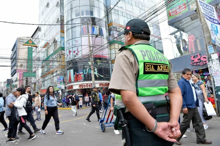 policia en accion en una calle urbana