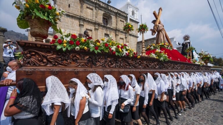 procesion religiosa en semana santa argentina