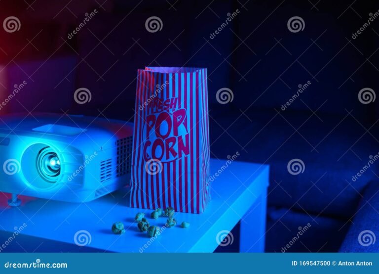 proyector de cine con palomitas y pelicula