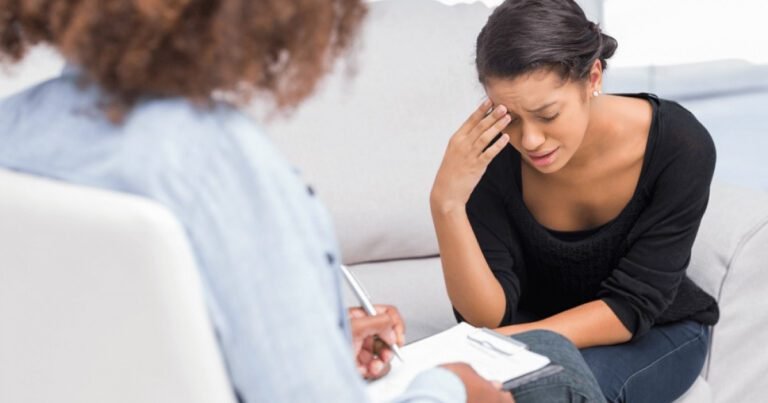 psicologo social en consulta con un paciente