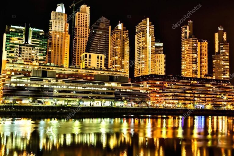 puerto madero de noche con luces brillantes