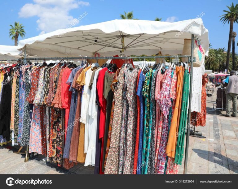 puestos de ropa en mercado al aire libre
