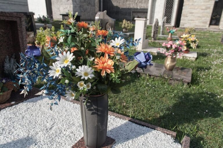 ramos de flores en un cementerio tranquilo
